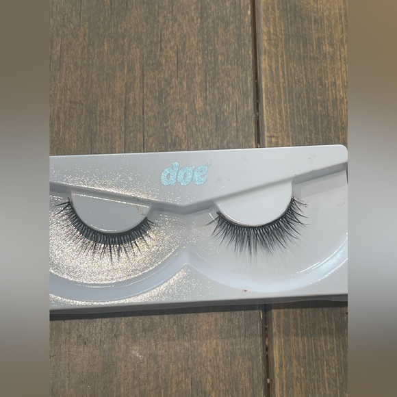 NEW Japonesque False Lash Applicator & 1 Pack Ultra Soft Silk False Lashes Set - Picture 5 of 5